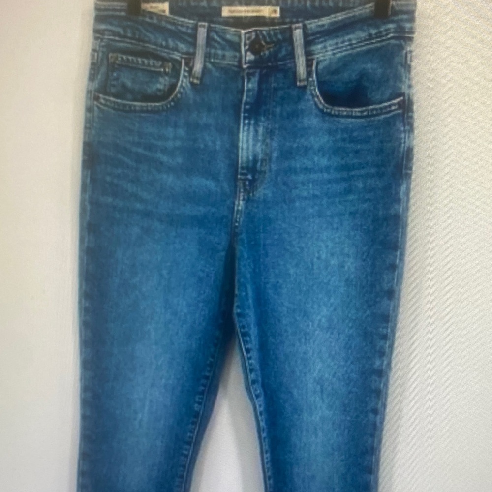 Levi’s 721 Premiun Denim Big E High Rise Skinny Jeans- Medium Wash- 28